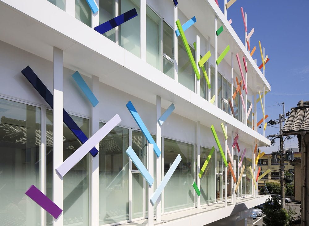 Fasadams dekoruoti sukurti spalvingi stilizuoti medeliai. Daisuke Shima nuotr.