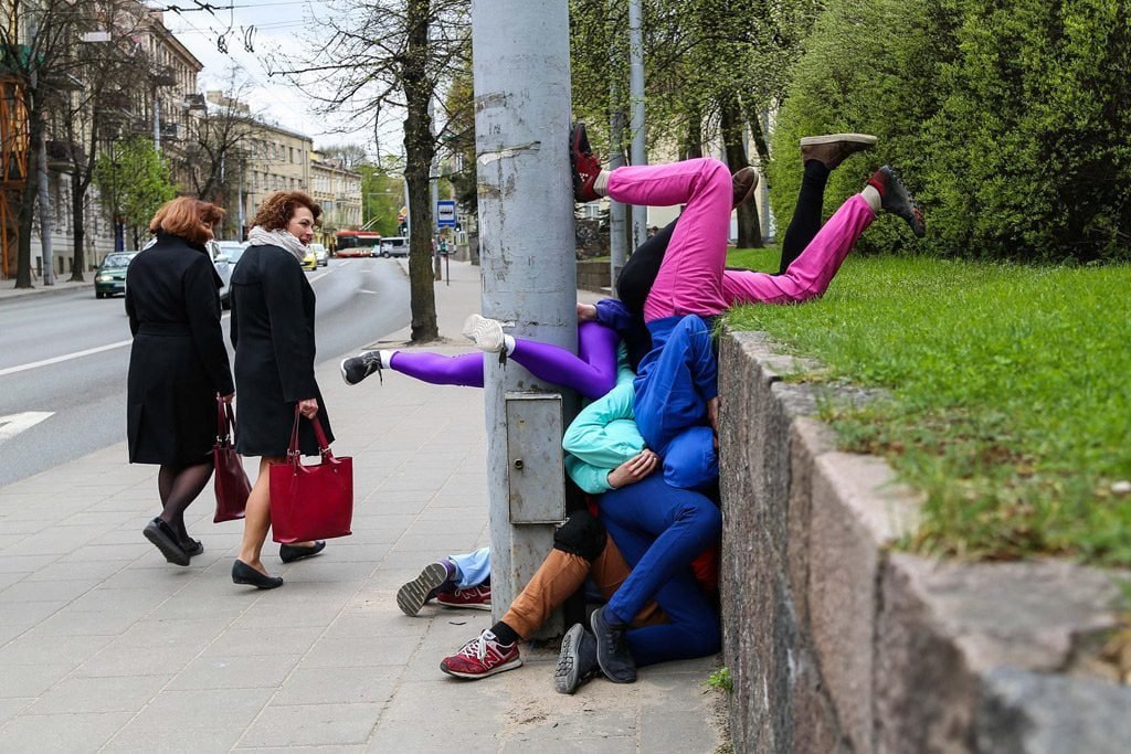 Austrų choreografo Willio Dornerio performansas „Bodies in Urban Spaces“ (liet. „Kūnai miesto erdvėse“). Svajūno Stroino nuotr.