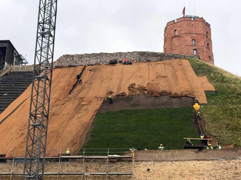 Klojama specialiai užauginta velėna. 2017 m. liepos mėn. LNM nuotr.