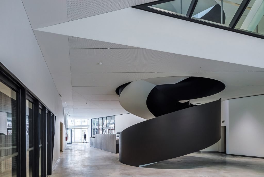 MO muziejaus akcentu tapo fojė įrengti spiraliniai laiptai. Norbert Tukaj nuotr.