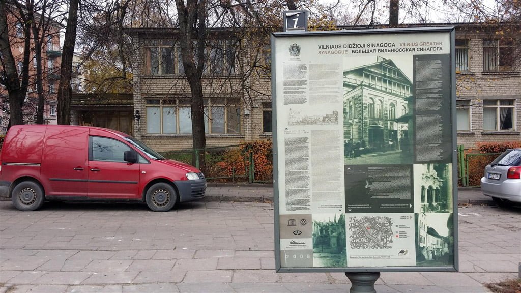 Informacinis stendas apie Vilniaus Didžiąją sinagogą Vokiečių gatvės kieme. LNM nuotr.