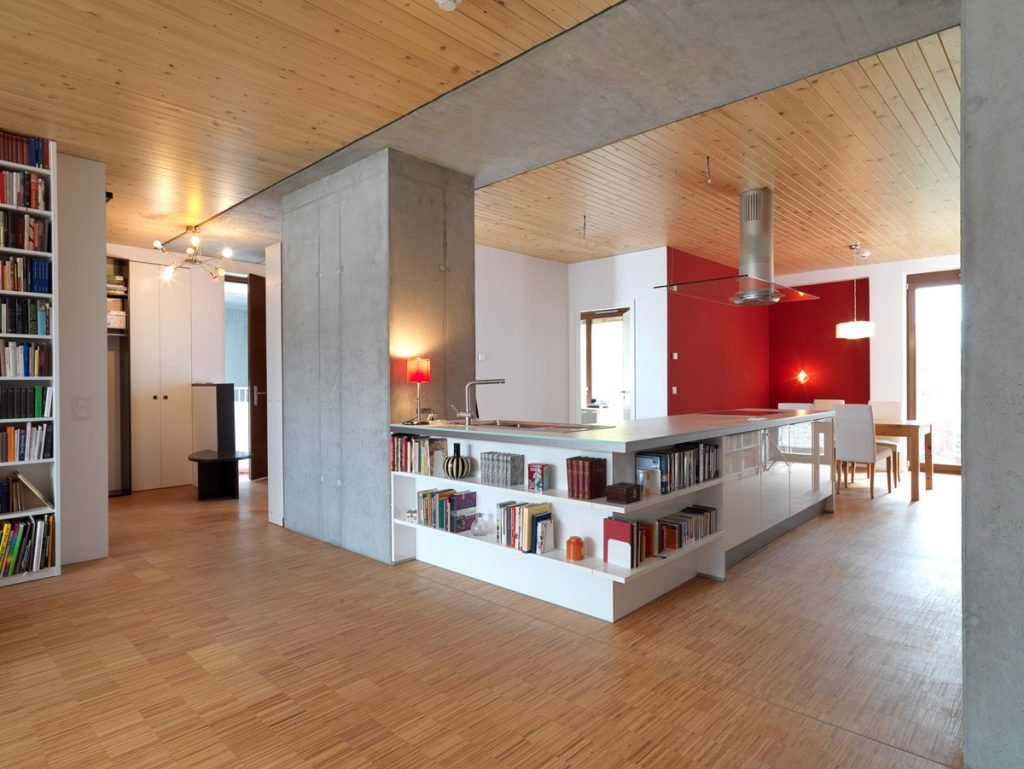 Daugiabučio e3 Berlyne interjeras – betoninės šachtos remia masyvią į perdangą integruotą betoninę siją ir sudaro galimybes laisvai suplanuoti patalpą.