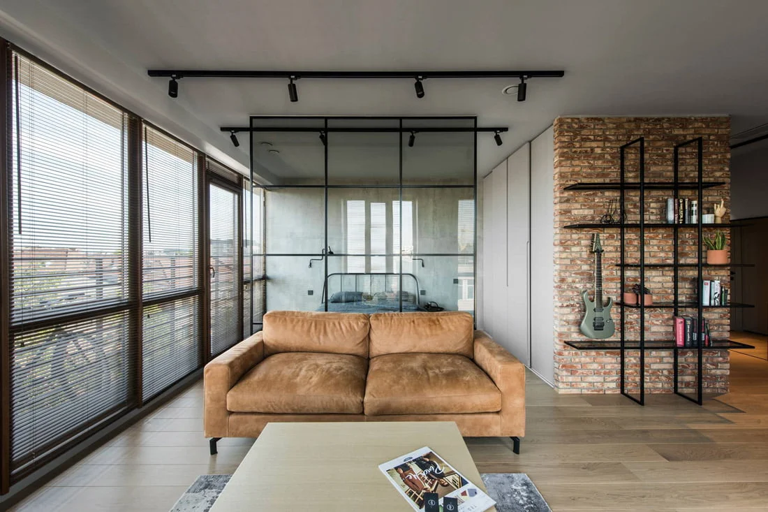 metaliniai baldai, metalo ir stiklo pertvaros, interjero elementai