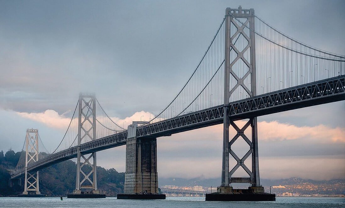 Tiltų statyboje lengvasis betonas pirmą kartą panaudotas 1936 m. San Francisko ir Oklando miestus jungiantį tiltą, dažniausiai vadinamą Įlankos tiltu (angl. Bay Bridge). (2 pav.).