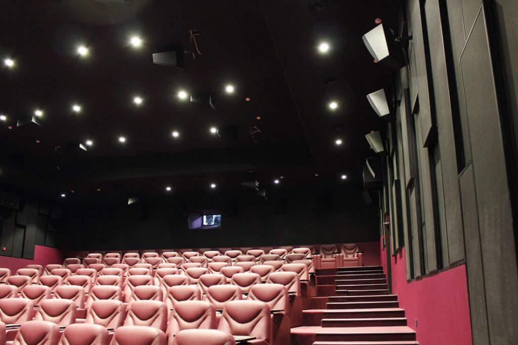 „Falcon Club Cinema Boutique“ salė su „Dolby Atmos“ garso sistema.