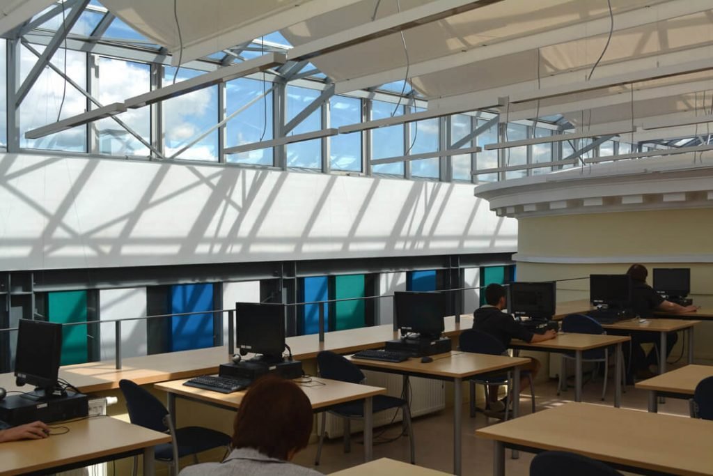 Panevėžio bibliotekoje šviesa patenka ne tik pro langus, bet ir pro senąjį ir naująjį korpusus jungiantį stiklinį stogą.