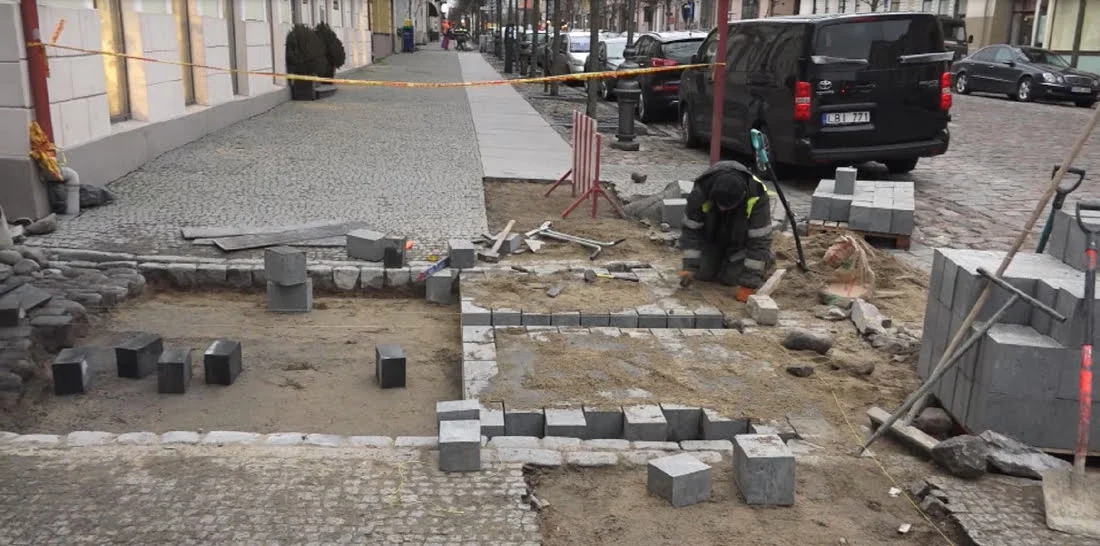 Klaipėdos senamiestyje pluša darbininkai – remontuojami šaligatviai ir keičiamas grindinys 1 klaipedos senamiestis