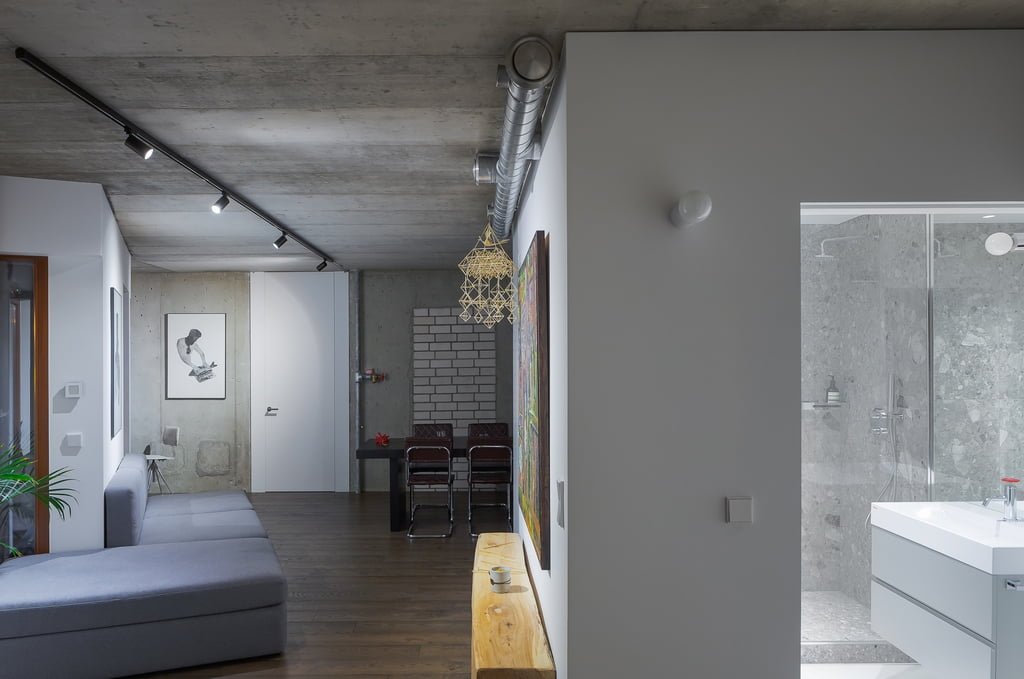 Daugiau erdvės gyvenimui: bute Vilniuje dizainerė paliko atvirus vamzdžius, betoną ir plytas 6 01 Simona Vilute Interjeras kosciuskos ©Norbert Tukaj 0302