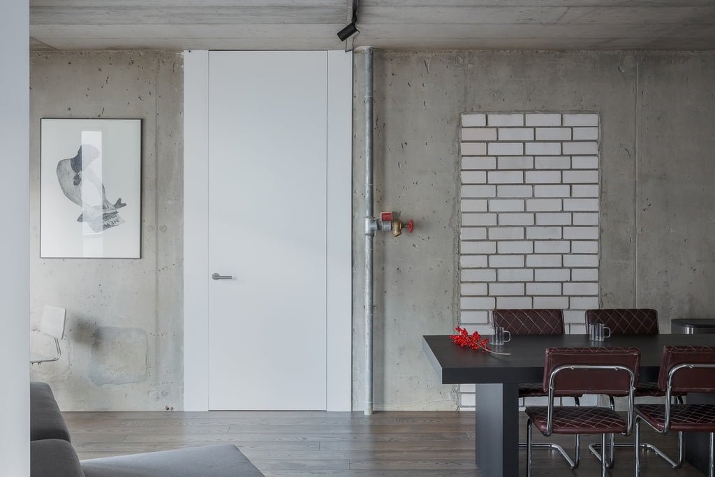 Daugiau erdvės gyvenimui: bute Vilniuje dizainerė paliko atvirus vamzdžius, betoną ir plytas 2 16 Simona Vilute Interjeras kosciuskos ©Norbert Tukaj 0064