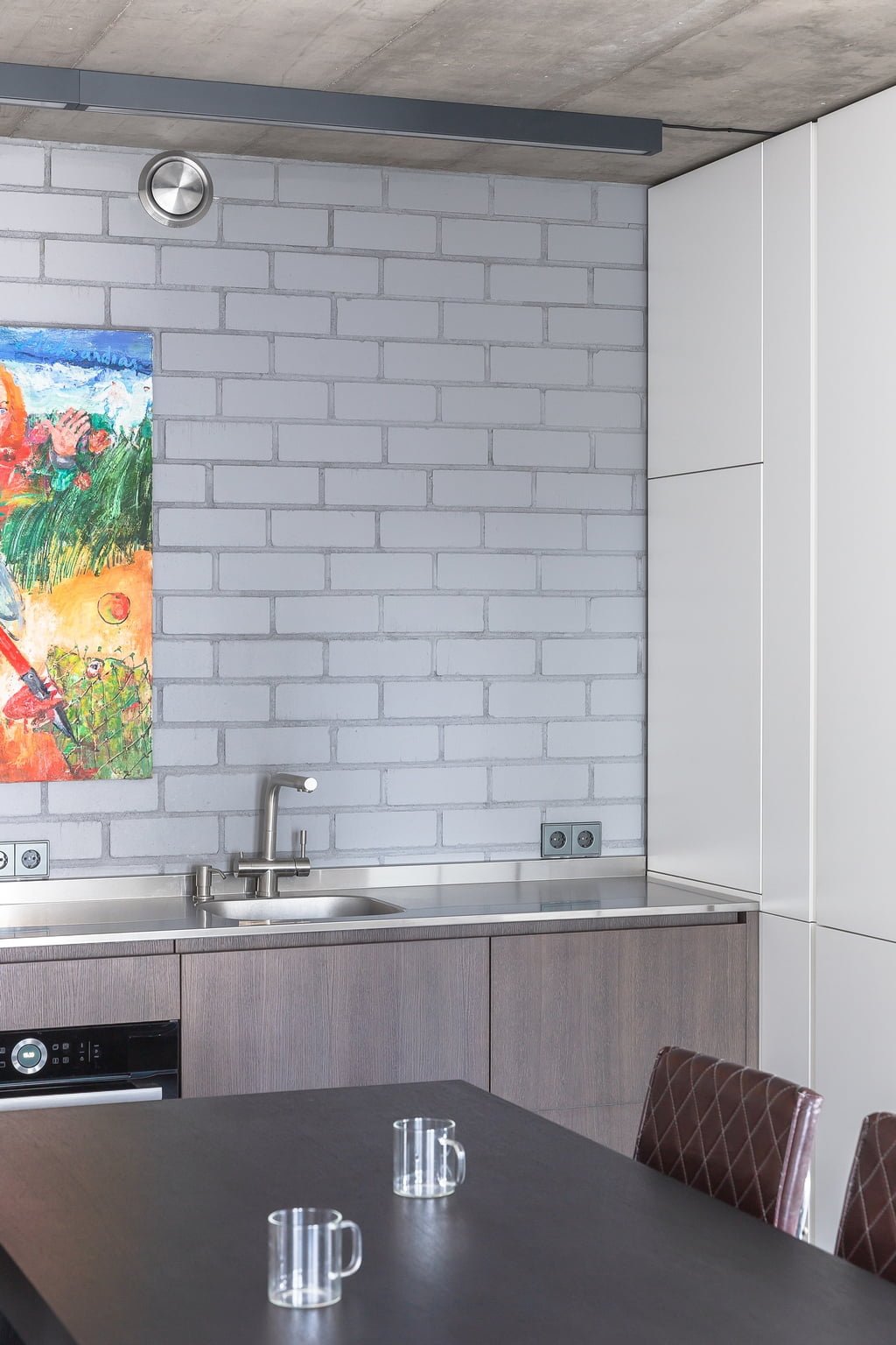 Daugiau erdvės gyvenimui: bute Vilniuje dizainerė paliko atvirus vamzdžius, betoną ir plytas 9 20 Simona Vilute Interjeras kosciuskos ©Norbert Tukaj 0118