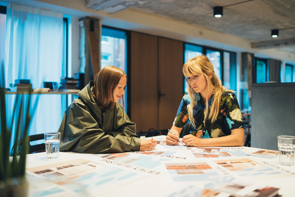 Panevėžio pastatus nupiešusi iliustratorė L.Vyšniauskaitė: kiekvienas jų transliuoja savitą jausmą 3 Lina Vyšniauskaitė ir Lina Marcinonytė foto Žilvino Tokarevo 1