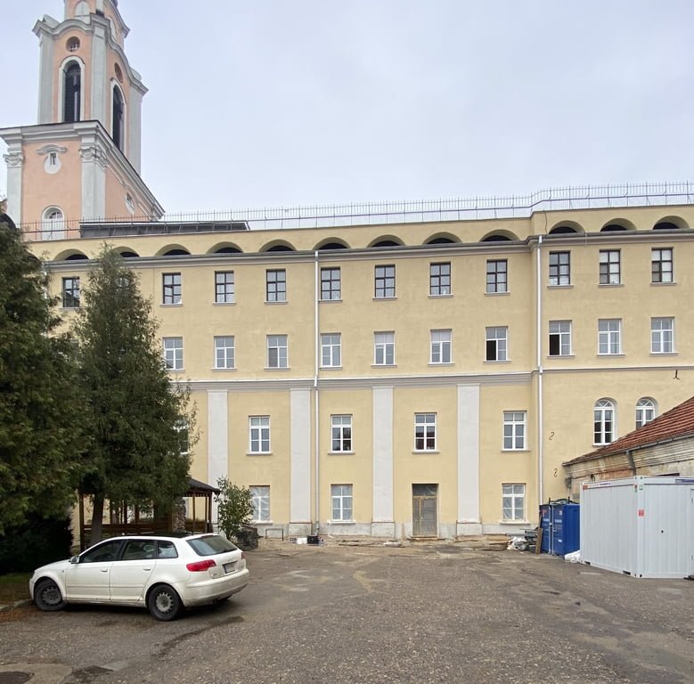 Kauno jėzuitų vienuolyno komplekso namas prasidėjus restauravimo darbams baigiantis.