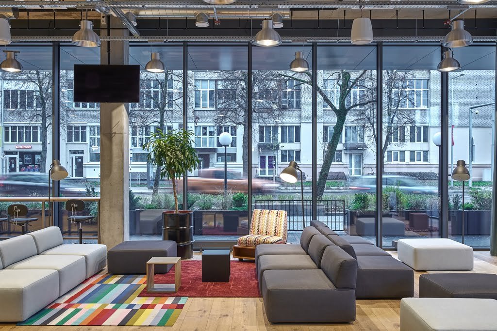 Naujasis „Vinted“ biuras: naudoti baldai ir nuspalvintas gatvės gyvenimas 9 02 DO ARCHITECTS VINTED ©Norbert Tukaj 0848