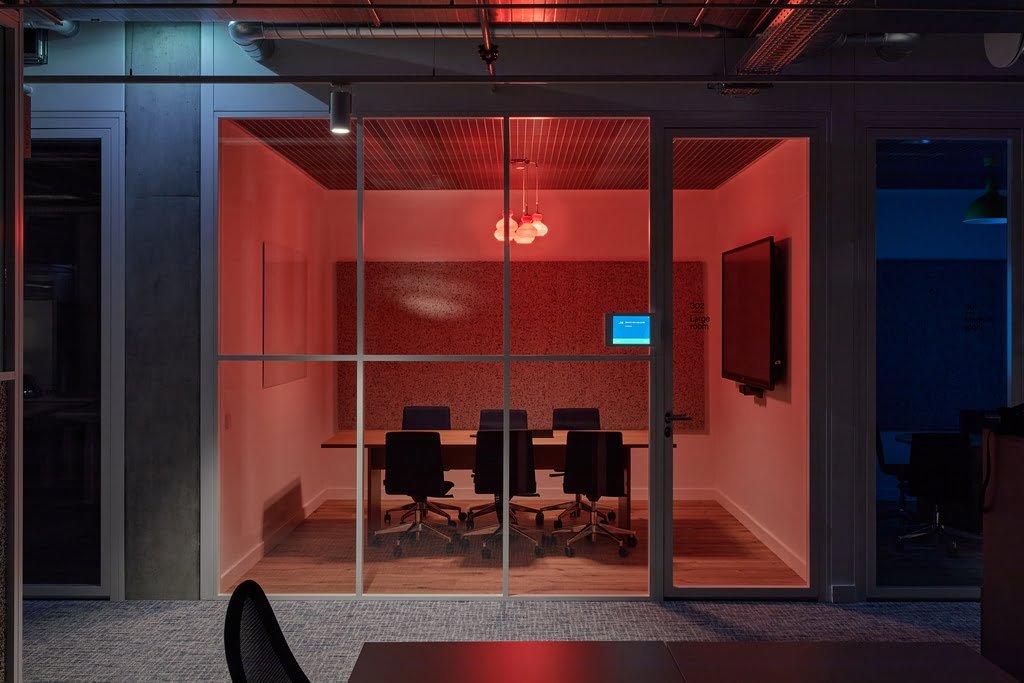 Naujasis „Vinted“ biuras: naudoti baldai ir nuspalvintas gatvės gyvenimas 12 05 DO ARCHITECTS VINTED ©Norbert Tukaj 0261