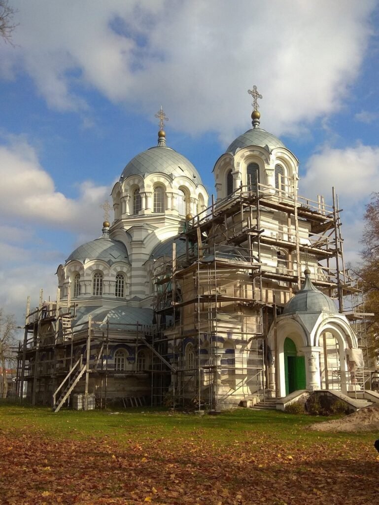 Švenčionių cerkvė atgavo ankstesnes spalvas, bet remontas tęsiasi jau 7 metus 2 Švenčionių Švč. Trejybės cerkvė švenčionys
