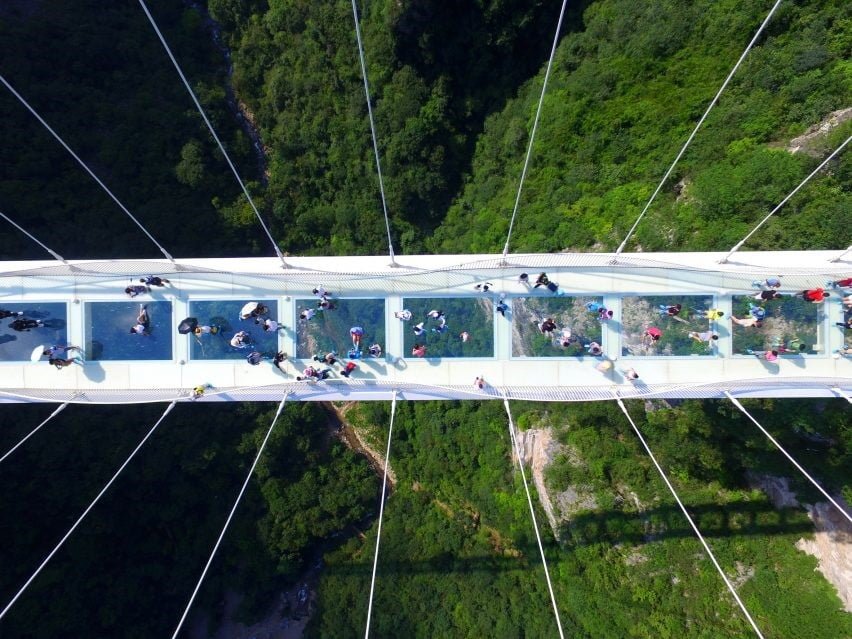 Kabamasis tiltas (Zhangjiajie Glass Bridge) Kinijoje.