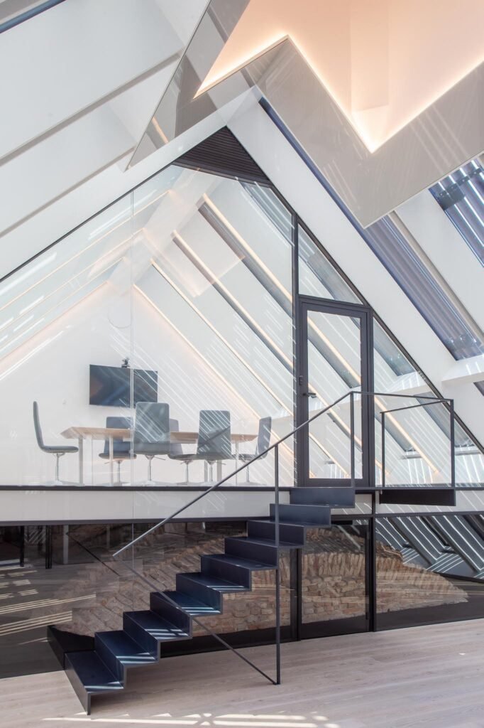 Originalūs plieno dirbiniai, puošiantys pastato erdves 4 bokšto skveras uab plieno kalvė