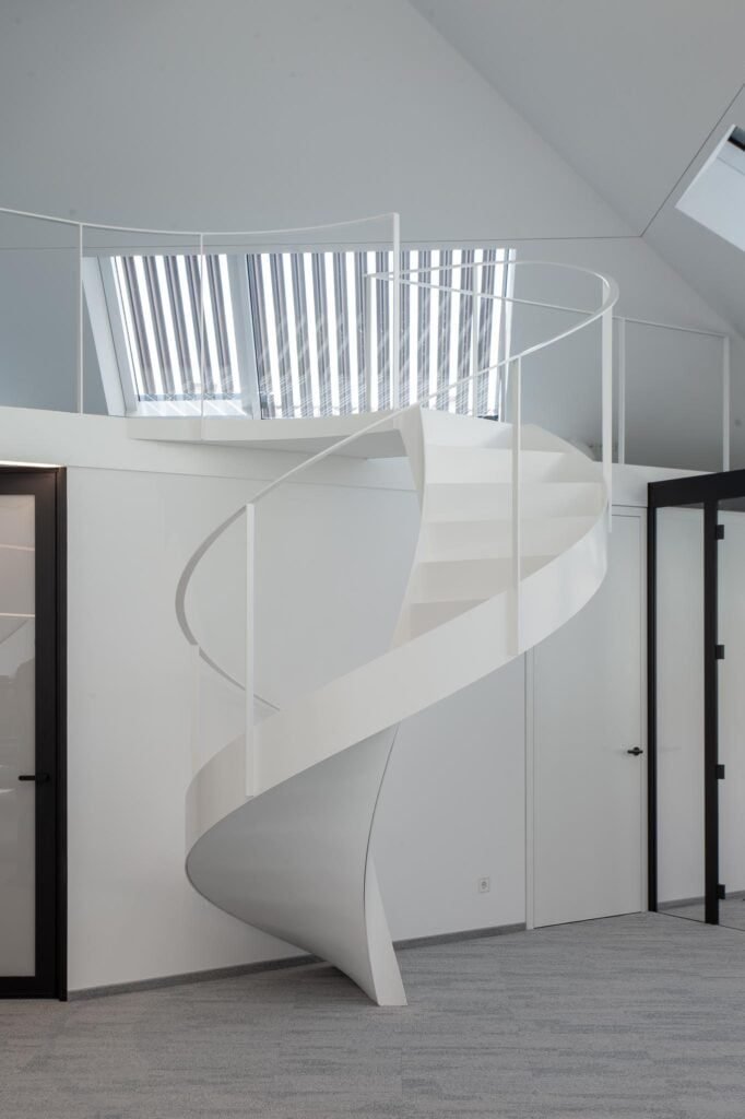 Originalūs plieno dirbiniai, puošiantys pastato erdves 2 bokšto skveras uab plieno kalvė