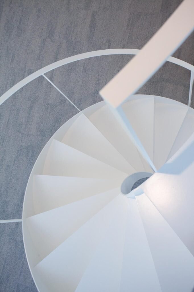 Originalūs plieno dirbiniai, puošiantys pastato erdves 3 bokšto skveras uab plieno kalvė