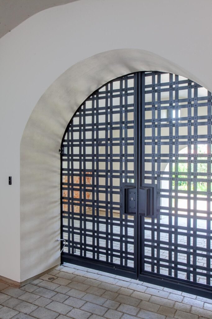 Originalūs plieno dirbiniai, puošiantys pastato erdves 5 bokšto skveras uab plieno kalvė