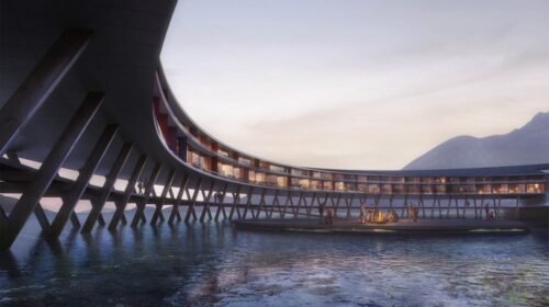 Iškilęs ant medinės struktūros kelis metrus virš vandens, Snøhetta“ bus pirmasis pasaulyje viešbutis, pats gaminsiantis sau energiją. (Snøhetta Plompmozes)