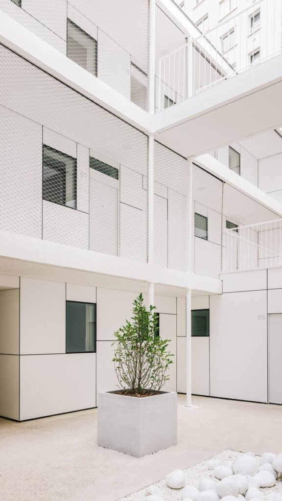 Paryžiaus kvartalo širdyje paslėptas ir atrastas medinis daugiabutis 8 Logements - MARS Architectes - Paris 12ème