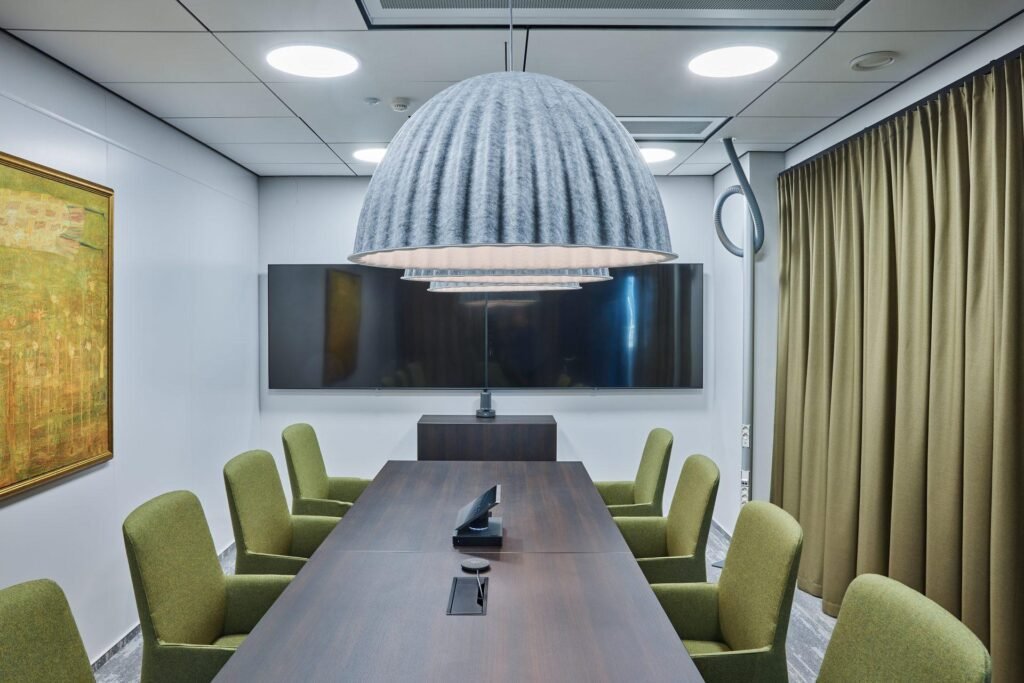 Pasitarimų kambarių tendencijos šiuolaikiniame biure: nuo dalykinių iki kviečiančių „pasileisti plaukus“ 32 14 Tomas Jasiulis VMG ©Norbert Tukaj 0160 1920x1281 1