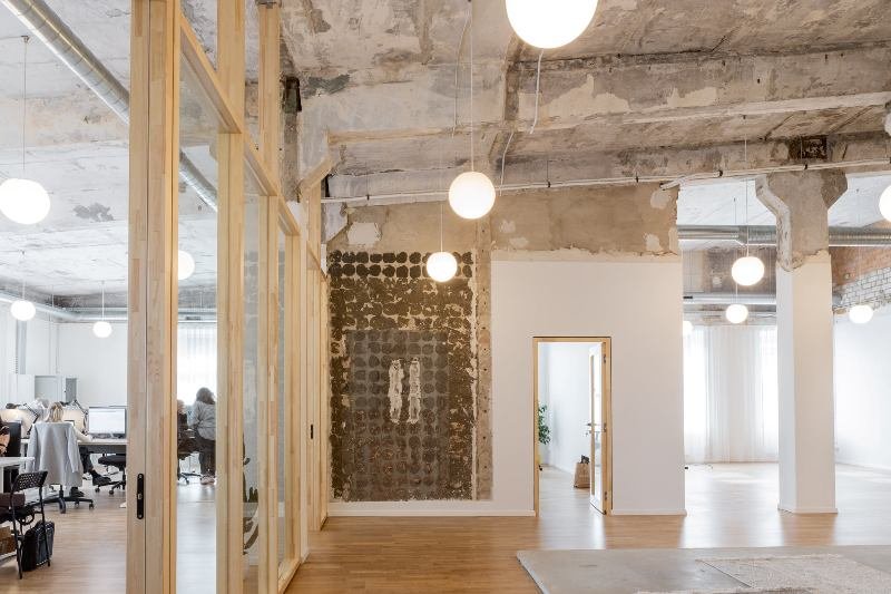 Betono kvartalas – (ne)atrastas Vilnius 3 Natūrali šviesa, įstiklintos pertvaros, proporcingesnės patalpos. DO Architects biuras