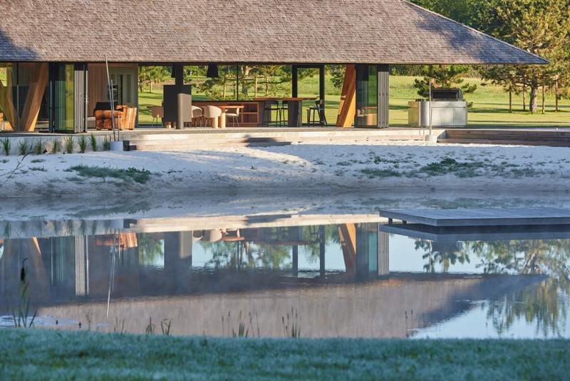 Kaimo turizmas kitaip: kontrastai jungia su gamta 13 Medinis namas su baseinu