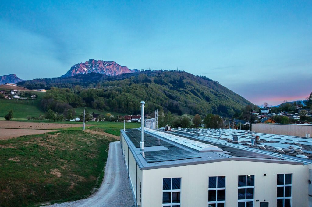 Elektra tiekiama iš ant koncerno gamyklų stogų įrengto saulės parko, t.y. atsinaujinančių energijos šaltinių. Nuotraukoje - gamykla Gmundene (Austrija)
