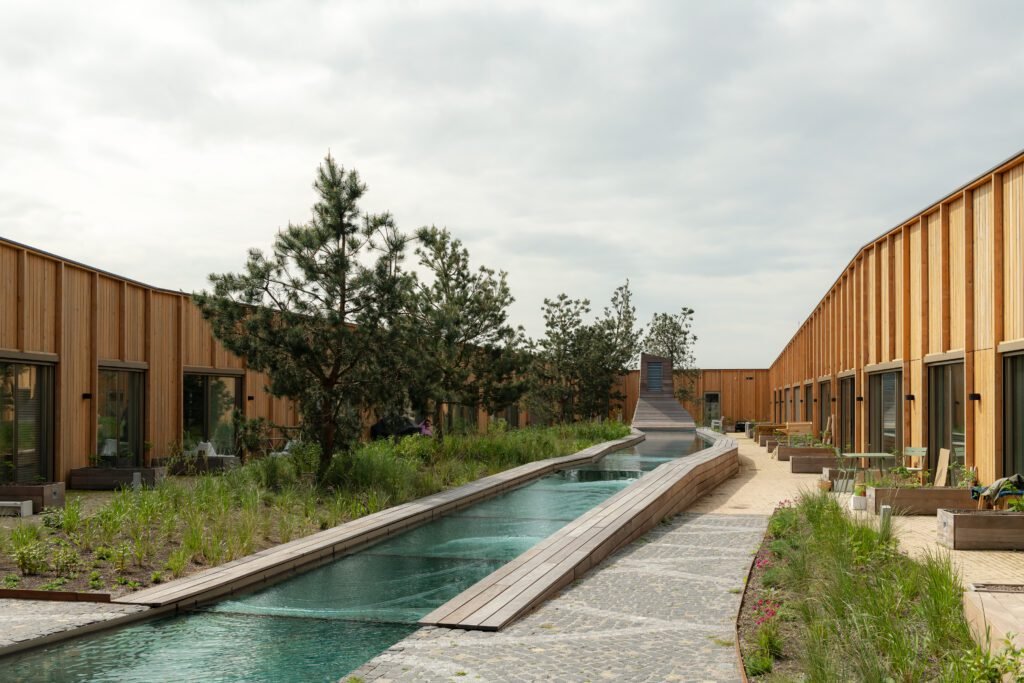 Pasivaikščiojimas stogais: neišnaudoto architektūros elemento transformacija 9 Jonas – Orange Architects – Amvest – 24 beach roof – Sebastian van Damme