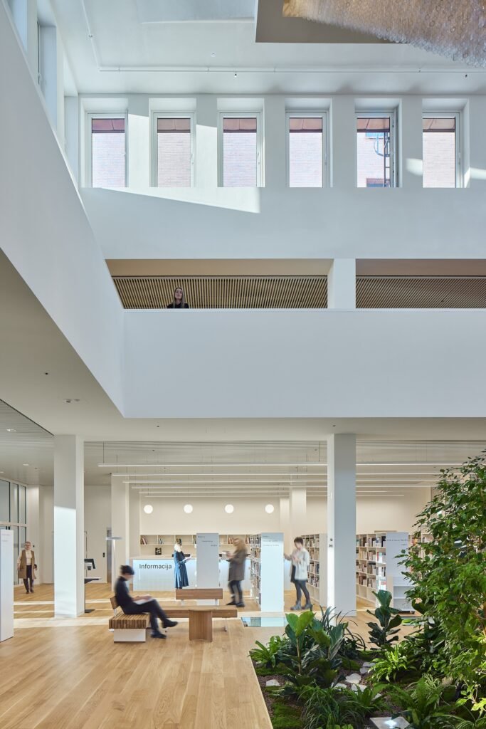 Biofilinio dizaino proveržis – architektūra, grąžinanti žmogų į gamtą 2 20 Azuolyno biblioteka ©Norbert Tukaj 7665