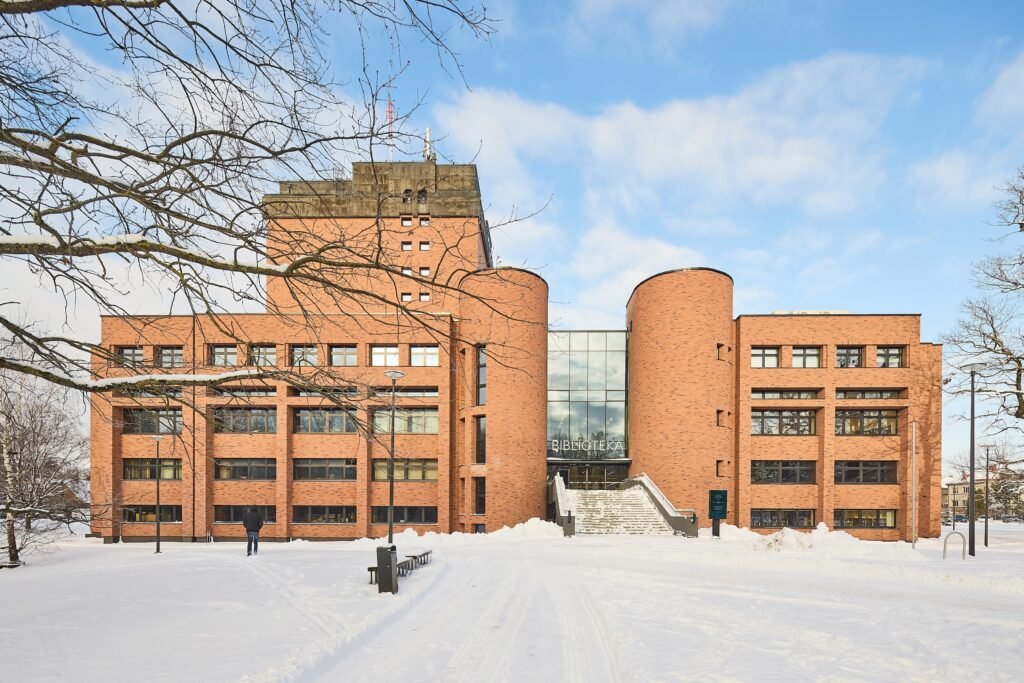 Biofilinio dizaino proveržis – architektūra, grąžinanti žmogų į gamtą 5 Azuolyno biblioteka ©Norbert Tukaj 7896