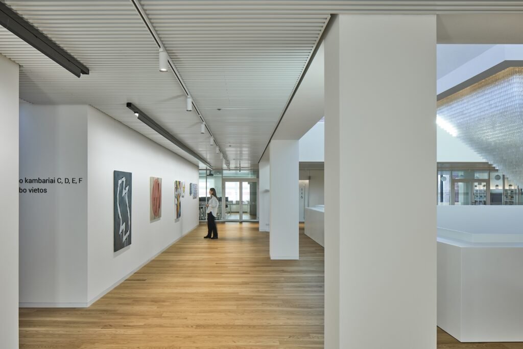 Suvaldant didelį interjerą – kad erdvė nepavogtų jaukumo 7 Azuolyno biblioteka ©Norbert Tukaj 8011