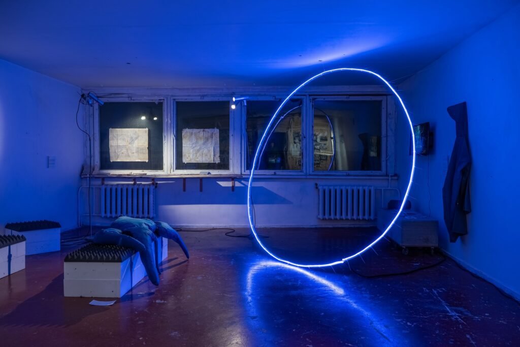 Eksperimentų platforma kviečia architektūros kūrėjus tyrinėti besikeičiančių Vilniaus ir Paryžiaus miestų aktualijas 2 Eksperimentu platformos 2023 m. sezono paroda „Izvelgti nebematoma. Nuotraukos autorius Alanas Gurinas