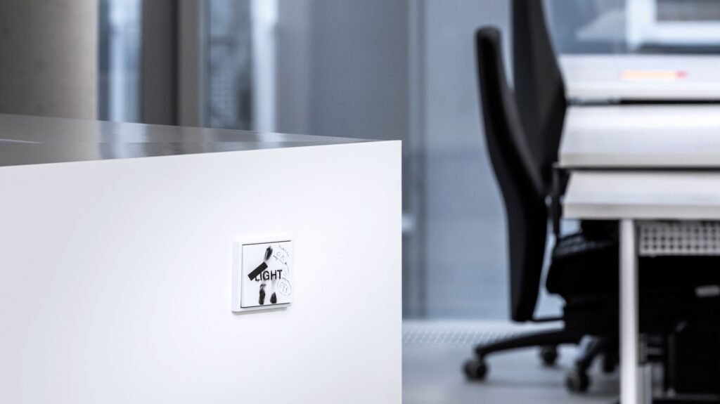 Norite išsiskirti? Susikurkite asmeninį jungiklio dekorą 3 Jungikliu kolekcija „JUNG UNIQUE by GRAFT JUNG archyvo nuotr