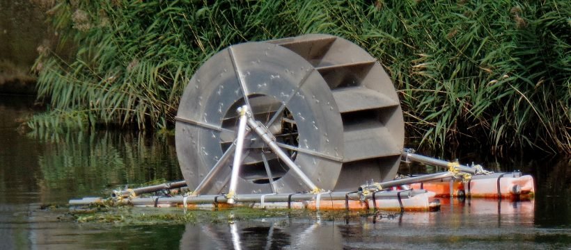 Active Energy waterwheel nuotrauka alternatyvi vandens energija elektrine off grid statyba