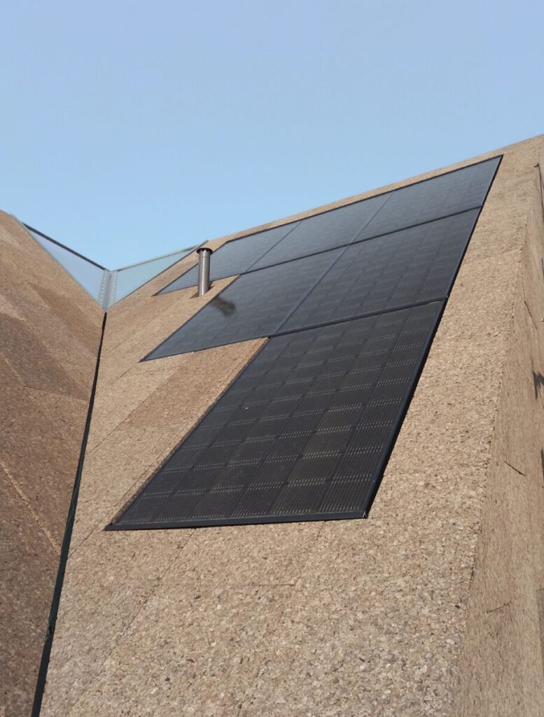 Korkenzieher Haus rundzwei kamstines sienos medziagos saules panele elektrine stogas ekologija fasadai Gui Rebelo nuotrauka
