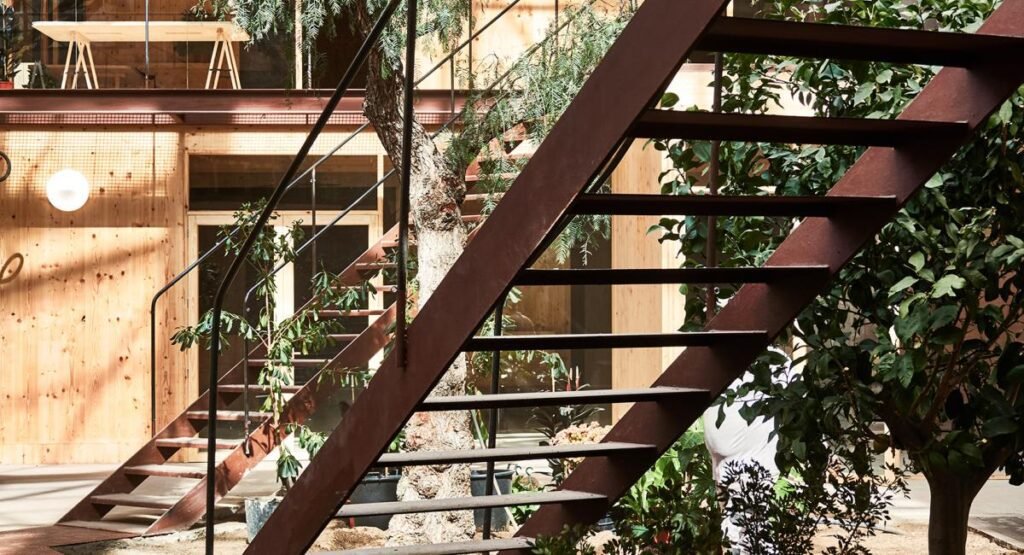 🟢 Architektė Gabrielė Jurevičiūtė: „Vis pagalvodavau, kad man kažko trūksta tradicinėje architektūroje“ 7 3. Tvariu ekologisku erdviu vystymo kompanija „Apocapoc ir „Slowup architektai nutare irengti zaliai neformalia aplinka vadovaudamiesi gamtos logika