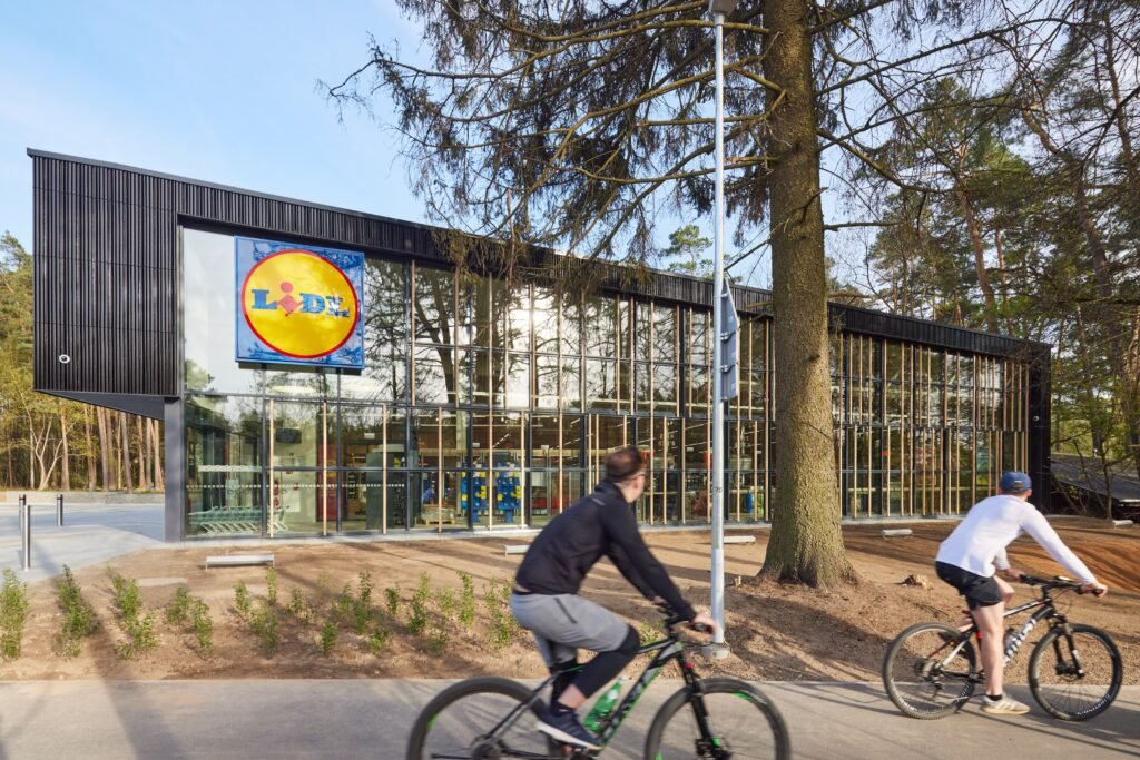 313 architects komandos sukurtas isskirtinio eksterjero dizaino prekybos centro Lidl pastatas Vilniuje Norbert Tukaj nuotr