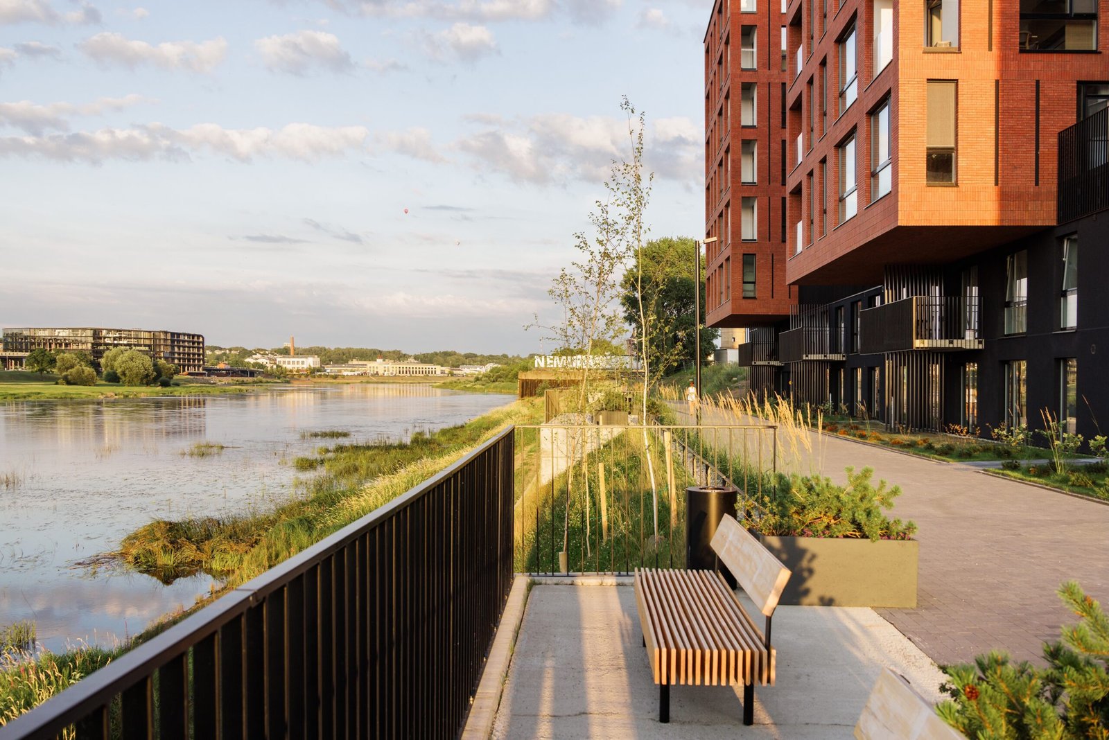 „Nemunaičių“ kvartale pirmasis daugiabutis ant Nemuno kranto kviečia stiprinti ryšį su gamta 10 22 PAS Nemunaiciai ┬⌐Norbert Tukaj 8941 scaled