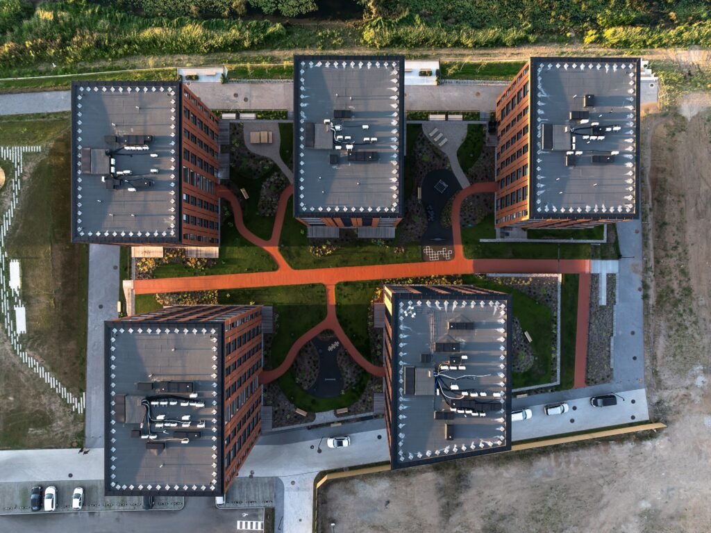 „Nemunaičių“ kvartale pirmasis daugiabutis ant Nemuno kranto kviečia stiprinti ryšį su gamta 16 27 PAS Nemunaiciai ┬⌐Norbert Tukaj 0102