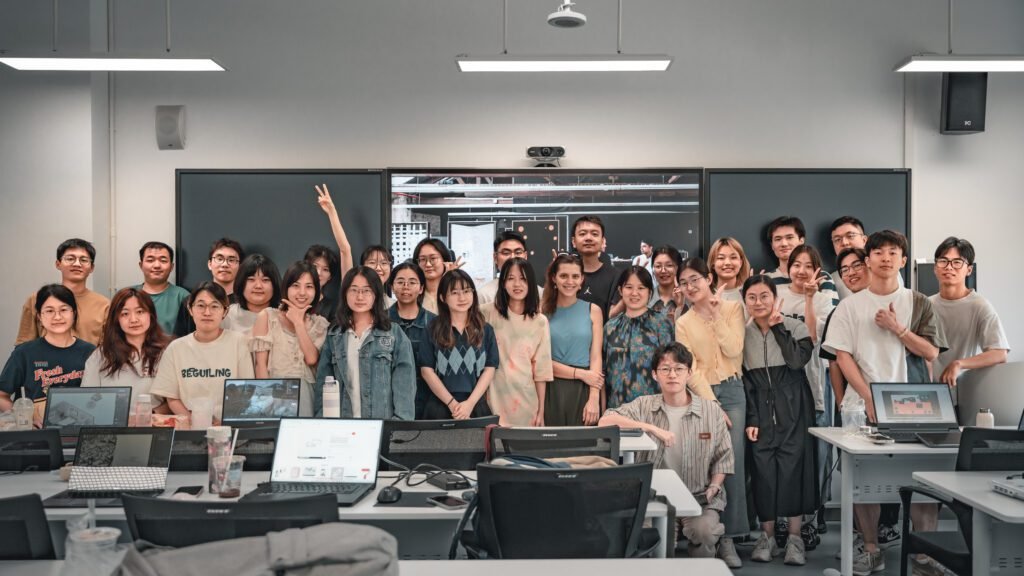 🟢 Architektė Gabrielė Jurevičiūtė: „Vis pagalvodavau, kad man kažko trūksta tradicinėje architektūroje“ 8 2024 m. vykes „Miesto metabolizmo seminaras Sendzeno tarptautineje dizaino mokykloje Kinijoje