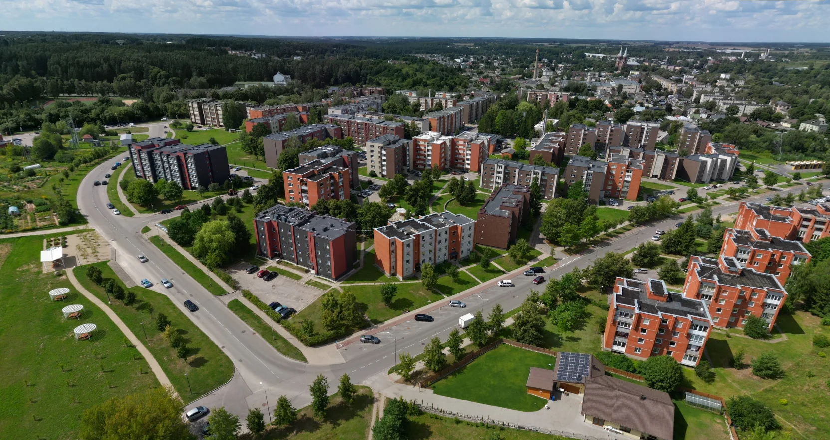 🟢 Kvartalinė renovacija: nuo socialinių būstų modernizavimo iki dangoraižių atnaujinimo 6 Anyksciai is paukscio skrydzio Anyksciu komunalinio ukio nuotrauka