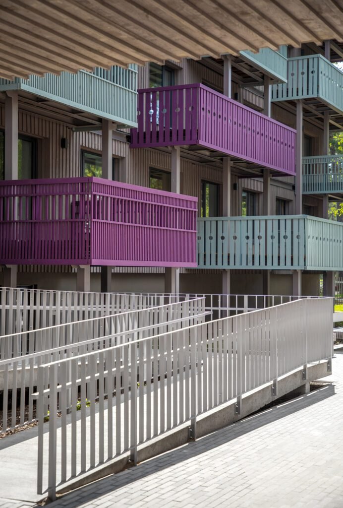 🟢 Iš bjauriojo ančiuko į gulbę – renovacija balkonais 2 Azuriniu balkoru tureklai mena istorini vietos konteksta – tradicine regiono vasarnamiu architektura. Klavs Loris nuotr