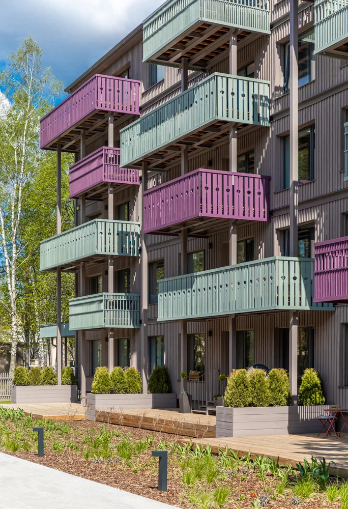 🟢 Iš bjauriojo ančiuko į gulbę – renovacija balkonais 5 Derantis ir kontrastingas spalvynas gamtos aplinkoje suteikia zaismo ir gyvybingumo. Klavs Loris nuotr