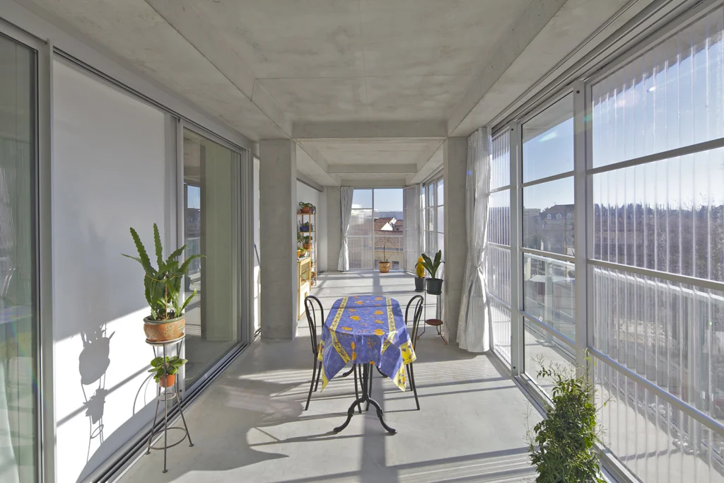 🟢 Iš bjauriojo ančiuko į gulbę – renovacija balkonais 8 Renovacijos metu patobulejo pastato estetika vidaus erdviu plotas o kartu ivestas didelis naturalios saules sviesos kiekis i kambariu vidu. nuotr. Philippe Ruault