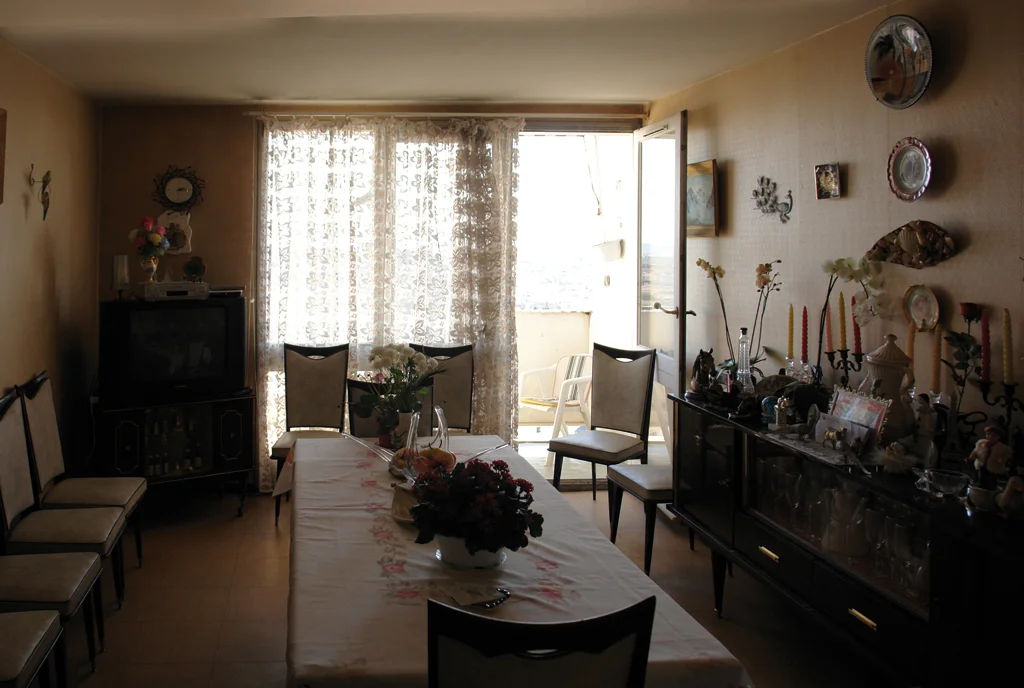 🟢 Iš bjauriojo ančiuko į gulbę – renovacija balkonais 11 Svetaines vizualizacija po renovacijos balkonais pasiulymo. Lacaton Vassal