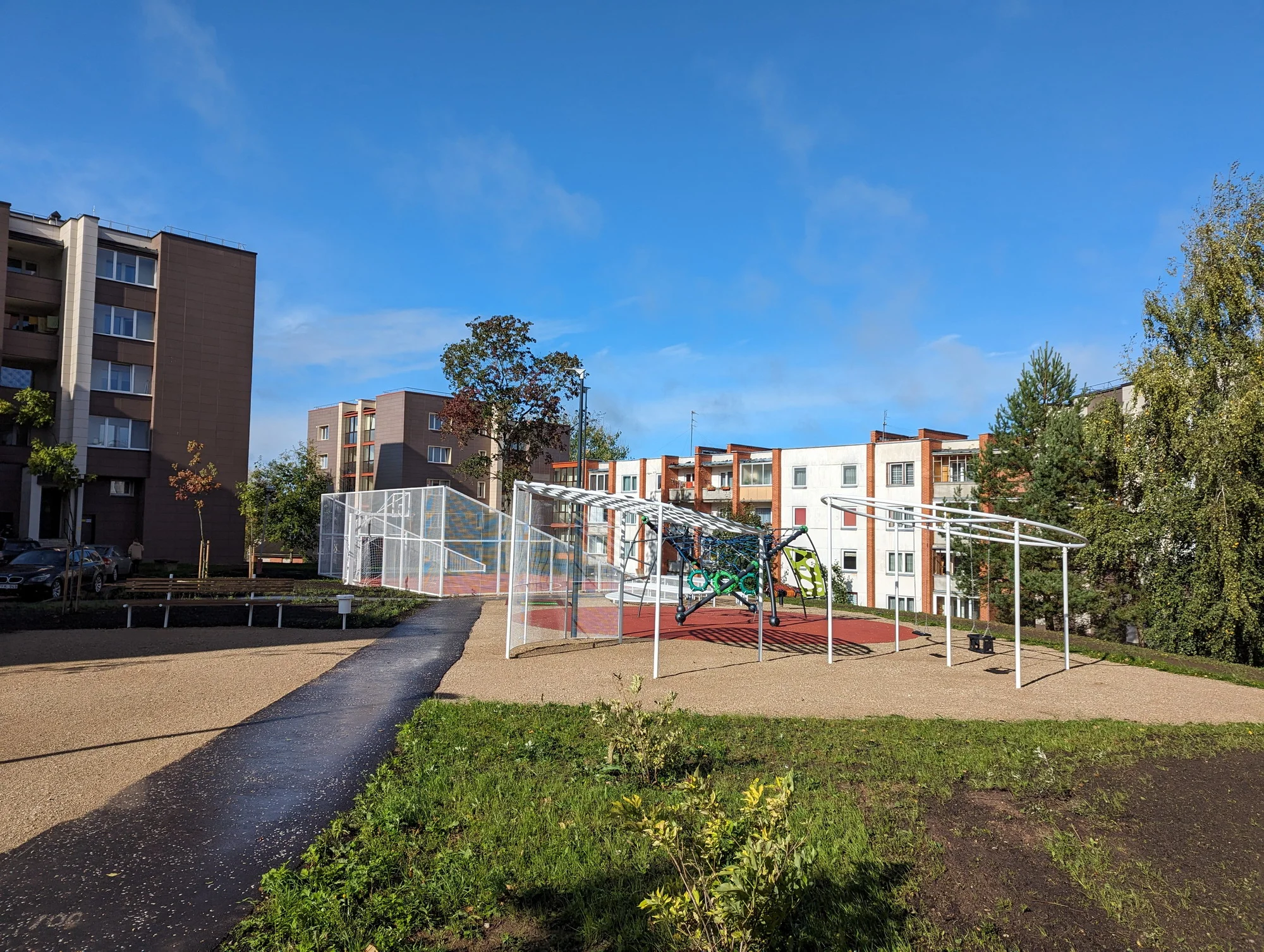 🟢 Kvartalinė renovacija: nuo socialinių būstų modernizavimo iki dangoraižių atnaujinimo 3 Vaizdas po kvartalines renovacijos igyvendinimo Akynsciuose. anyksta.lt nuotrauka