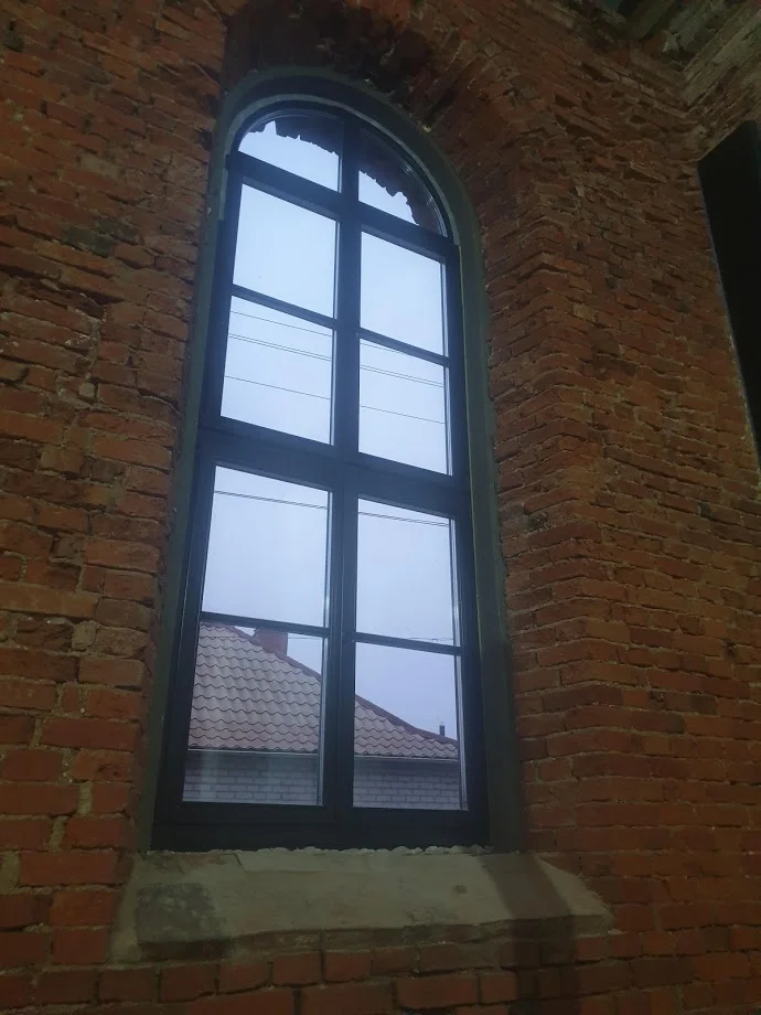 🟢 Kultūros paveldo ir šiuolaikinės architektūros sintezė: kaip saugoti, atvaizduoti istoriją ir pritaikyti prie šių dienų poreikių? 21 Viena is vertinguju pastato savybiu – langai kurie buvo issaugoti Vaidoto Darulio nuotr.